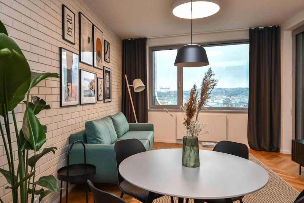 Skypark Luxury Apartment With Skyline View & Free Parking براتسيلافا المظهر الخارجي الصورة