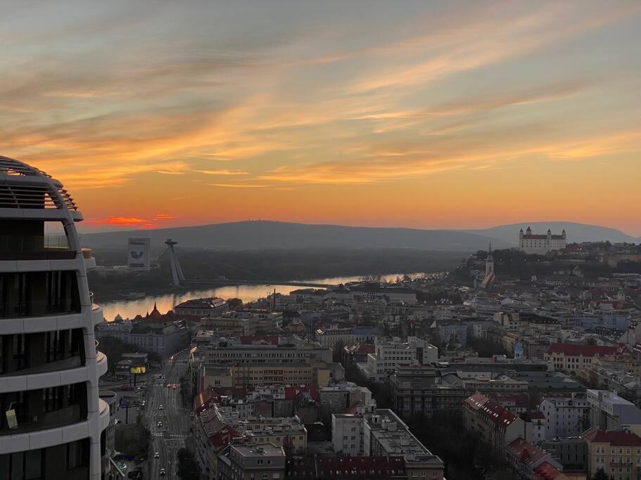 Skypark Luxury Apartment With Skyline View & Free Parking براتسيلافا المظهر الخارجي الصورة