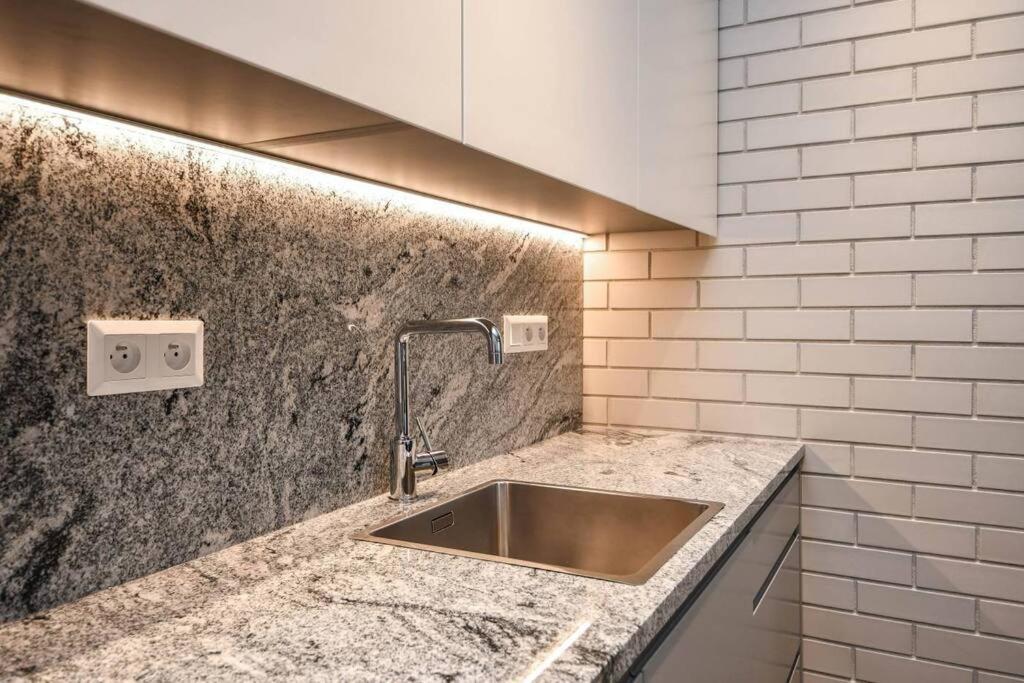 Skypark Luxury Apartment With Skyline View & Free Parking براتسيلافا المظهر الخارجي الصورة